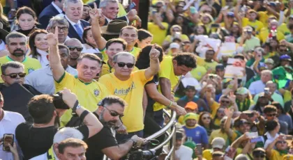 Bolsonaro desrespeita recomendações médicas e vai a ato pró-anistia em Brasília
